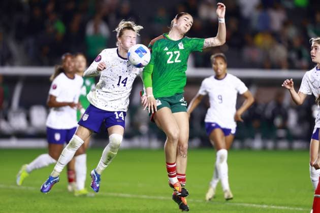 RECORD DATE NOT STATED Concacaf W Gold Cup 2024 United States 0-2 Mexico Emily Sonnett (L) of USA fights for the ball with Diana Ordonez (R) of Mexico during the Group stage, Group A match between United States (USA) and Mexico (Mexico national team, Nationalteam as part of the Concacaf Womens Gold Cup 2024, at Dignity Health Sports Park Stadium on February 26, 2024 in Carson California, United States. CARSON LOS ANGELES CALIFORNIA UNITED STATES  Copyright: xUlisesxNaranjox 20240226234817_CWGC_2024_GA_USA_MEX_ORDONEZ300