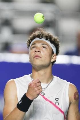 (240227) -- ACAPULCO, Feb. 27, 2024 -- Ben Shelton of the United States reacts during the men s singles first round match against Daniel Evans of Britain at the 2024 ATP, Tennis Herren Mexican Open tennis tournament in Acapulco, Mexico, Feb. 26, 2024. (Photo by Xinhua) (SP)MEXICO-ACAPULCO-TENNIS-MEXICAN OPEN FranciscoxCanedo 