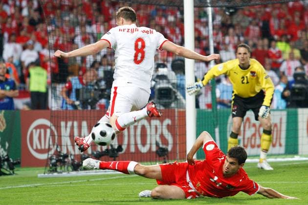 Onderwerp Subject: Austria - Poland EURO 2008 Reklame: Club Team Country: Austria - Poland Seizoen Season: 2007 2008 FOTO PHOTO: Poland s Jacek KRZYNOWEK (L) in duel with Austria s Gyorgy GARICS (R) Austria Content not available for redistribution in The Netherlands directly or indirectly through any third parties. Copyright: xBSRxAgencyx 08690612MKK9871