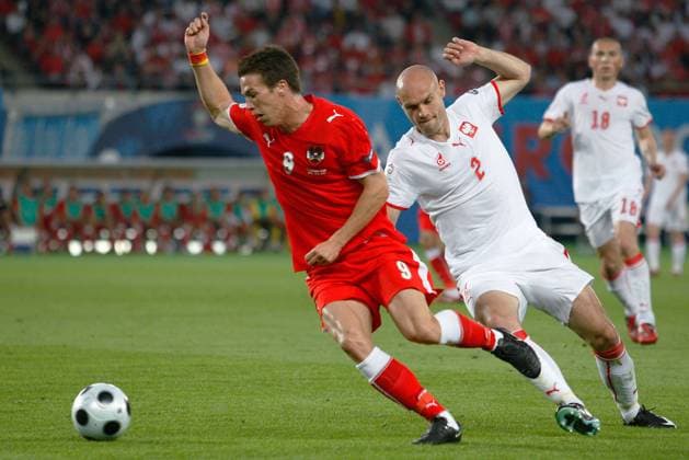 Onderwerp Subject: Poland EURO 2008 Reklame: Club Team Country: Austria - Poland Seizoen Season: 2007 2008 FOTO PHOTO: Poland s Mariusz JOP (R) in duel with Austria s Roland LINZ (L) Austria Content not available for redistribution in The Netherlands directly or indirectly through any third parties. Copyright: xBSRxAgencyx 08690612MKK9852