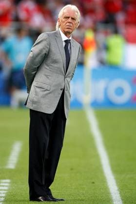 Onderwerp Subject: Poland EURO 2008 Reklame: Club Team Country: Austria - Poland Seizoen Season: 2007 2008 2008 2009 FOTO PHOTO: Poland s coach Leo BEENHAKKER Austria Content not available for redistribution in The Netherlands directly or indirectly through any third parties. Copyright: xBSRxAgencyx 08690612DMKL0016