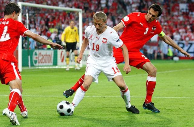 Onderwerp Subject: Austria - Poland EURO 2008 Reklame: Club Team Country: Austria - Poland Seizoen Season: 2007 2008 2008 2009 FOTO PHOTO: Austria s Gyorgy GARICS (L) and Martin STRANZL (R) in duel with Poland s Rafal MURAWSKI (C) Austria Content not available for redistribution in The Netherlands directly or indirectly through any third parties. Copyright: xBSRxAgencyx 08690612CMKK9922
