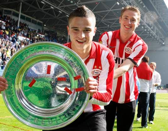 Onderwerp Subject: PSV (0-1) Eredivisie Reklame: Club Team Country: Vitesse - PSV Seizoen Season: 2007 2008 FOTO PHOTO: PSV s Ibrahim AFELLAY (L) and Jan KROMKAMP (R) celebrating championship with the trophy Arhnem NLD Content not available for redistribution in The Netherlands directly or indirectly through any third parties. Copyright: xBSRxAgencyx 0869