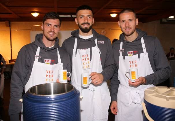 Sport Bilder des Tages BAU 27.02.2024 Stuttgart Fußball VfB Stuttgart Aktionstag bei der Vesperkirche, v.l. Pascal Stenzel, Fabian Bredlow, Waldemar Anton *** BAU 27 02 2024 Stuttgart Football VfB Stuttgart action day at the Vesperkirche, from left Pascal Stenzel, Fabian Bredlow, Waldemar Anton