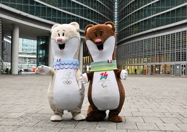 Milano Cortina 2026, Maskottchen Tina und Milo Milan, Italy Tina and Milo the two official mascots of Milan Cortina 2026 in Piazza Lombardia welcomed by Attilio Fontana President of the Lombardy Region, Paolo Franco Councilor for Housing and Social Housing of the Lombardy Region, Federico Romani President of the Lombardy Regional Council In the photo: Tina and Milo, the two official mascots of Milano Cortina 2026  Copyright: xNickxZonnax xipa-agency.netx xNickxZonnax 0417699447st