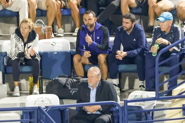 Daniil Medvedev team in the players box, L R wife Daria, Gilles Simon and with cap manager Olivier van Lindonk, Dubai Duty Free Tennis Championships, Dubai, U A E Tennis Dubai Tennis Championships 2024 ATP Dubai Duty Free Tennis Stadium Dubai United Arab Emirates 27 February 2024 Copyright: xJuergenxHasenkopfx