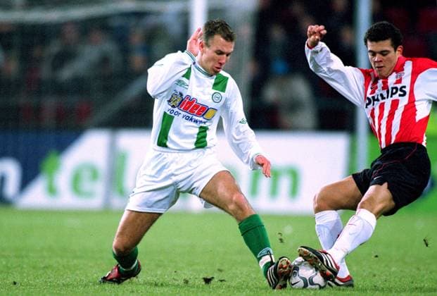 Onderwerp Subject: PSV - FC Groningen (8-0) KPN Eredivisie Club Team Country: FC Groningen PSV Seizoen Season: 2001 2002 FOTO PHOTO: FC Groningen s Arjen ROBBEN (L) in duel with PSV s Wilfred BOUMA (R) EINDHOVEN NLD Content not available for redistribution in The Netherlands directly or indirectly through any third parties. Copyright: xBSRxAgencyx 011913974