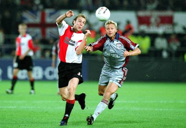 Onderwerp Subject: Feyenoord - FC Bayern Munchen (2-2) UEFA Champions League group H Club Team Country: FC Bayern Munchen Feyenoord Seizoen Season: 2001 2002 FOTO PHOTO: FC Bayern Munchen s Thorsten FINK (R) in duel with Feyenoord s Paul BOSVELT (L) ROTTERDAM HOL Content not available for redistribution in The Netherlands directly or indirectly through any third parties. Copyright: xBSRxAgencyx 011911063