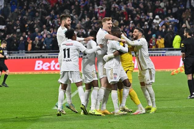 Joiie de Gift Orban avec Lucas Perri lyon) et leur coÃ quipiers FOOTBALL: Olympique Lyonnais vs Racing Club de Strasbourg Alsace - 1 4 Coupe de France - 27 02 2024 FredericChambert Panoramic 