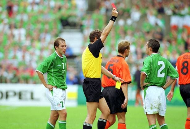 Onderwerp Subject: Ireland - Holland (1-0) WC Qualification match Club Team Country: Holland Ireland Seizoen Season: 2001 2002 FOTO PHOTO: Referee Krug HELLMUT sends off Ireland s Gary KELLY with a red card DUBLIN IRL Content not available for redistribution in The Netherlands directly or indirectly through any third parties. Copyright: xBSRxAgencyx 01197814