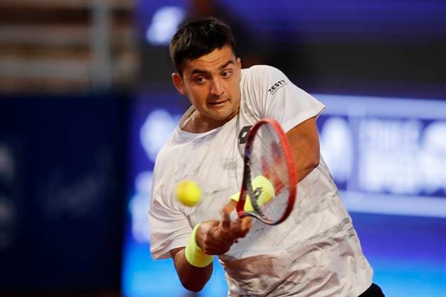 Tenis, Cristian Garin vs Tomas Barrios Vera El tenista Tomas Barrios Vera de Chile regresa la bola de Cristian Garin de Chile por el ATP, Tennis Herren 250 de Santiago 2024 en el Club San Carlos de Apoquindo en Santiago, Chile. 27 02 2024 Felipe Zanca Photosport Tennis, Cristian Garin vs Tomas Barrios Vera The tennis player Tomas Barrios Vera of Chile return the ball Cristian Garin of Chile in the match for the ATP 250 Santiago 2024 at the Club San Carlos de Apoquindo in Santiago, Chile. 27 02 2024 Felipe Zanca Photosport Cristian Garin vs Tomas Barrios Vera, ATP 250 Santiago 2024