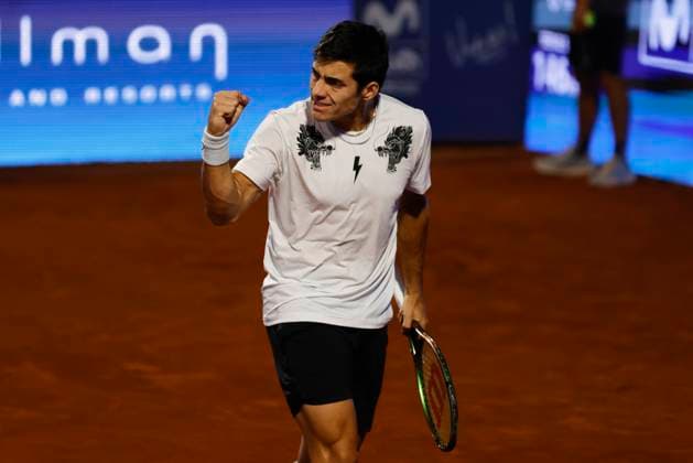 Tenis, Cristian Garin vs Tomas Barrios Vera El tenista Cristian Garin de Chile celebra frente a Tomas Barrios Vera de Chile por el ATP, Tennis Herren 250 de Santiago 2024 en el Club San Carlos de Apoquindo en Santiago, Chile. 27 02 2024 Felipe Zanca Photosport Tennis, Cristian Garin vs Tomas Barrios Vera The tennis player Cristian Garin of Chile celebrate point against Tomas Barrios Vera of Chile in the match for the ATP 250 Santiago 2024 at the Club San Carlos de Apoquindo in Santiago, Chile. 27 02 2024 Felipe Zanca Photosport Cristian Garin vs Tomas Barrios Vera, ATP 250 Santiago 2024