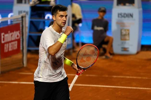 Tenis, Cristian Garin vs Tomas Barrios Vera El tenista Tomas Barrios Vera de Chile celebra frente a Cristian Garin de Chile por el ATP, Tennis Herren 250 de Santiago 2024 en el Club San Carlos de Apoquindo en Santiago, Chile. 27 02 2024 Felipe Zanca Photosport Tennis, Cristian Garin vs Tomas Barrios Vera The tennis player Tomas Barrios Vera of Chile celebrate point against Cristian Garin of Chile in the match for the ATP 250 Santiago 2024 at the Club San Carlos de Apoquindo in Santiago, Chile. 27 02 2024 Felipe Zanca Photosport Cristian Garin vs Tomas Barrios Vera, ATP 250 Santiago 2024