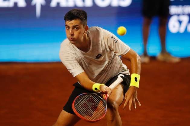 Tenis, Cristian Garin vs Tomas Barrios Vera El tenista Tomas Barrios Vera de Chile regresa la bola de Cristian Garin de Chile por el ATP, Tennis Herren 250 de Santiago 2024 en el Club San Carlos de Apoquindo en Santiago, Chile. 27 02 2024 Felipe Zanca Photosport Tennis, Cristian Garin vs Tomas Barrios Vera The tennis player Tomas Barrios Vera of Chile return the ball Cristian Garin of Chile in the match for the ATP 250 Santiago 2024 at the Club San Carlos de Apoquindo in Santiago, Chile. 27 02 2024 Felipe Zanca Photosport Cristian Garin vs Tomas Barrios Vera, ATP 250 Santiago 2024