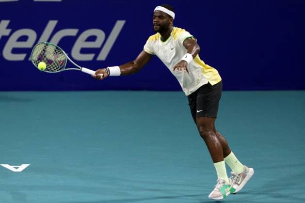 (240228) -- ACAPULCO, Feb. 28, 2024 -- Frances Tiafoe of the United States hits a return during the men s singles first round match between Max Purcell of Australia and Frances Tiafoe of the United States at the 2024 ATP, Tennis Herren Mexican Open tennis tournament in Acapulco, Mexico, Feb. 27, 2024. (Photo by Xinhua) (SP)MEXICO-ACAPULCO-TENNIS-ATP-MEXICAN OPEN FranciscoxCanedo 