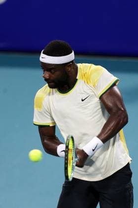 (240228) -- ACAPULCO, Feb. 28, 2024 -- Frances Tiafoe of the United States hits a return during the men s singles first round match between Max Purcell of Australia and Frances Tiafoe of the United States at the 2024 ATP, Tennis Herren Mexican Open tennis tournament in Acapulco, Mexico, Feb. 27, 2024. (Photo by Xinhua) (SP)MEXICO-ACAPULCO-TENNIS-ATP-MEXICAN OPEN FranciscoxCanedo 