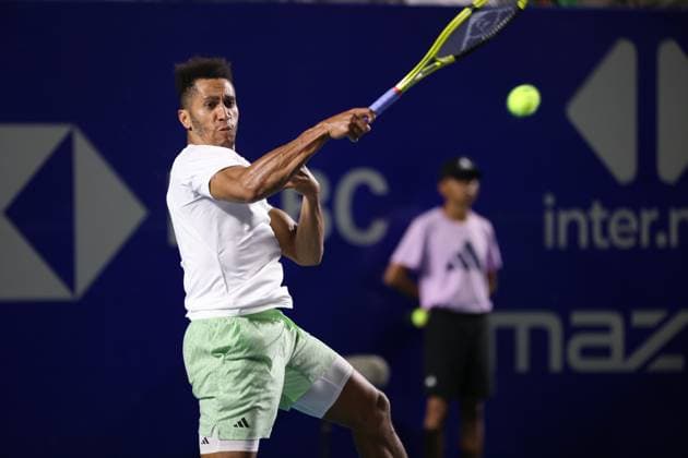 (240228) -- ACAPULCO, Feb. 28, 2024 -- Michael Mmoh of the United States hits a return during the men s singles first round match against Holger Rune of Denmark at the 2024 ATP, Tennis Herren Mexican Open tennis tournament in Acapulco, Mexico, Feb. 27, 2024. ) (SP)MEXICO-ACAPULCO-TENNIS-ATP-MEXICAN OPEN LixMengxin 