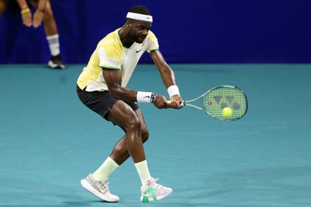 (240228) -- ACAPULCO, Feb. 28, 2024 -- Frances Tiafoe of the United States returns the ball during the men s singles first round match between Max Purcell of Australia and Frances Tiafoe of the United States at the 2024 ATP, Tennis Herren Mexican Open tennis tournament in Acapulco, Mexico, Feb. 27, 2024. (Photo by Xinhua) (SP)MEXICO-ACAPULCO-TENNIS-ATP-MEXICAN OPEN FranciscoxCanedo 