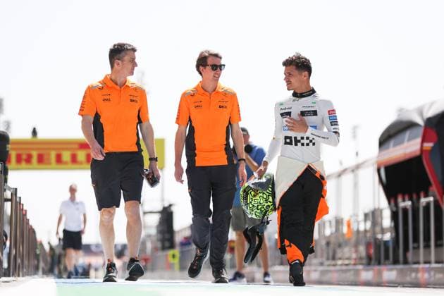 NORRIS Lando (gbr), McLaren F1 Team MCL38, portrait during the Formula 1 Gulf Air Bahrain Grand Prix 2024, 1st round of the 2024 FIA Formula One World Championship, WM, Weltmeisterschaft from February 29 to March 2, 2024 on the Bahrain International Circuit, in Sakhir, Bahrain - F1 - BAHRAIN GRAND PRIX 2024 DPPI Panoramic  240228_R01BAHRAIN_AV6_4408_