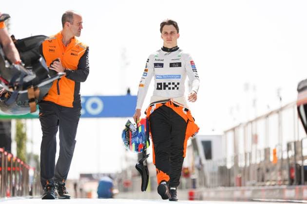 PIASTRI Oscar (aus), McLaren F1 Team MCL38, portrait during the Formula 1 Gulf Air Bahrain Grand Prix 2024, 1st round of the 2024 FIA Formula One World Championship, WM, Weltmeisterschaft from February 29 to March 2, 2024 on the Bahrain International Circuit, in Sakhir, Bahrain - F1 - BAHRAIN GRAND PRIX 2024 DPPI Panoramic  240228_R01BAHRAIN_AV6_4434_