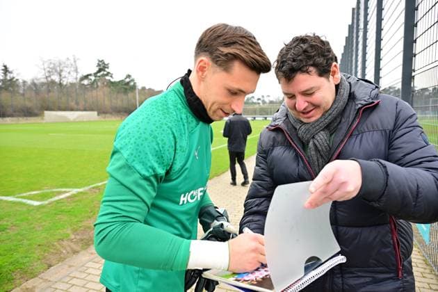 28 02 2024 Soccer 2 Bundesliga Season 2023 2024 SpVgg Greuther Fürth Fuerth Kleeblatt Training xwoxzix Nils Körber 1, SpVgg Greuther Fürth signs autographs Autographs