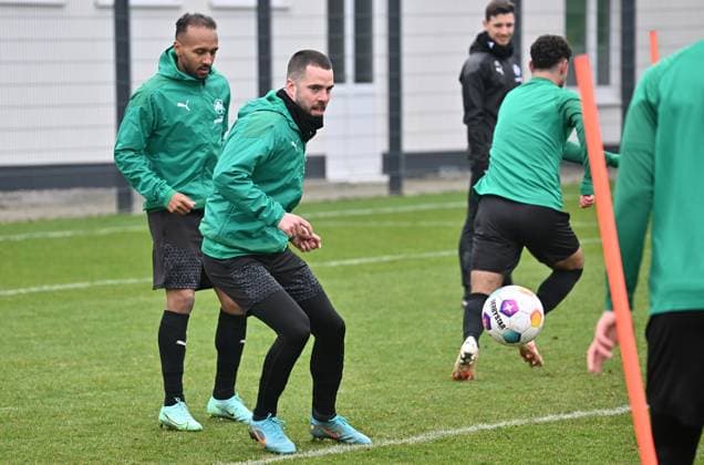 28 02 2024 Soccer 2 Bundesliga Season 2023 2024 SpVgg Greuther Fürth Fuerth Kleeblatt Training xwoxzix Niko Gießelmann Giesselmann 17, SpVgg Greuther Fürth before Julian Green 37, SpVgg Greuther Fürth