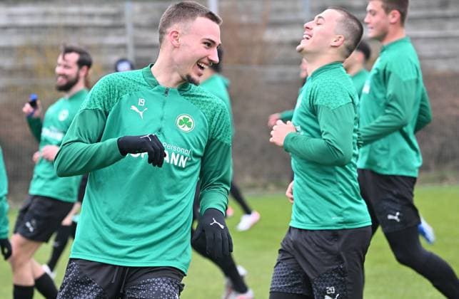 28 02 2024 Soccer 2 Bundesliga Season 2023 2024 SpVgg Greuther Fürth Fuerth Kleeblatt Training xwoxzix Tim Lemperle 19, SpVgg Greuther Fürth Leander Popp 20, SpVgg Greuther Fürth happy