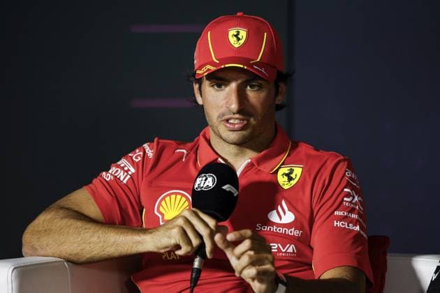 SAINZ Carlos (spa), Scuderia Ferrari SF-24, portrait press conference, PK, Pressekonferenz during the Formula 1 Gulf Air Bahrain Grand Prix 2024, 1st round of the 2024 FIA Formula One World Championship, WM, Weltmeisterschaft from February 29 to March 2, 2024 on the Bahrain International Circuit, in Sakhir, Bahrain - F1 - BAHRAIN GRAND PRIX 2024 DPPI Panoramic 240228_R01BAHRAIN__BR30441_1