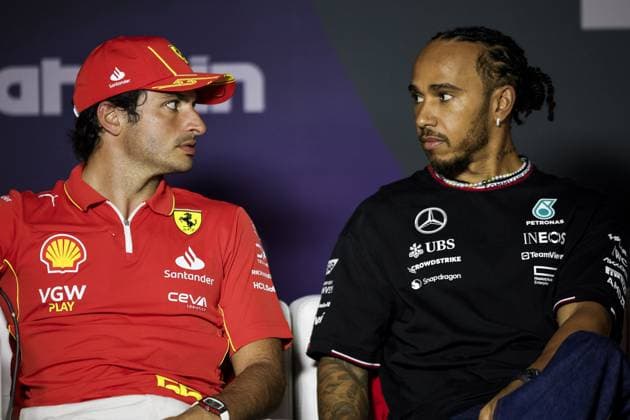 SAINZ Carlos (spa), Scuderia Ferrari SF-24, portrait HAMILTON Lewis (gbr), Mercedes AMG F1 Team W15, portrait press conference, PK, Pressekonferenz during the Formula 1 Gulf Air Bahrain Grand Prix 2024, 1st round of the 2024 FIA Formula One World Championship, WM, Weltmeisterschaft from February 29 to March 2, 2024 on the Bahrain International Circuit, in Sakhir, Bahrain - F1 - BAHRAIN GRAND PRIX 2024 DPPI Panoramic 240228_R01BAHRAIN__BR30458