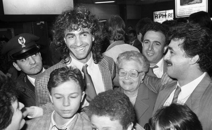 03.05.89 SSC Neapel - VfB Stuttgart Italien, Neapel, 03.05.1989, Fussball, UEFA Cup Finale, Hinspiel, SSC Neapel - VfB Stuttgart (2:1): Maurizio Gaudino (VfB Stuttgart) mit seiner Oma Familie Ankunft am Flughafen Neapel. *** 03 05 89 SSC Naples VfB Stuttgart Italy, Naples, 03 05 1989, Soccer, UEFA Cup Final, First leg, SSC Naples VfB Stuttgart 2 1 Maurizio Gaudino VfB Stuttgart with his grandmas family Arrival at Naples Airport