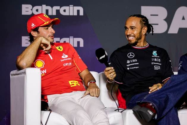 HAMILTON Lewis (gbr), Mercedes AMG F1 Team W15, portrait SAINZ Carlos (spa), Scuderia Ferrari SF-24, portrait press conference, PK, Pressekonferenz during the Formula 1 Gulf Air Bahrain Grand Prix 2024, 1st round of the 2024 FIA Formula One World Championship, WM, Weltmeisterschaft from February 29 to March 2, 2024 on the Bahrain International Circuit, in Sakhir, Bahrain - F1 - BAHRAIN GRAND PRIX 2024 DPPI Panoramic 240228_R01BAHRAIN__BR59943