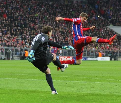 FC Bayern Muenchen v FC Shakhtar Donetsk - UEFA Champions League Round of 16 MUNICH, GERMANY - MARCH 11: Shaktar s goalkeeper Andriy Pyatov and Bayern Munich s forward Thomas Muller during the UEFA Champions League match between Bayern Munich and FC Shakhtar Donetsk. March 11, 2015 in Munich, Germany. (Photo by Mitchell Gunn ESPA-Images) Munich Bavaria U.S. EDITORIAL USE ONLY Copyright: xx ZUMA-20150311_zaf_cs12_002.jpg ESPAxPhotoxAgencyx csmphototwo063719