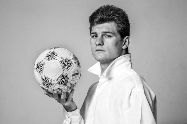 Fussball Bundesliga Rostock Porträt Ball zivil 03.10.1995 Fussball Bundesliga Saison 1995 1996 Rostock Ostseestadion Steffen Baumgart FC Hansa Rostock Foto Eberhard Thonfeld Rostock Mecklenburg Vorpommern GER *** Soccer Bundesliga Rostock Portrait Ball civil 03 10 1995 Soccer Bundesliga Season 1995 1996 Rostock Ostseestadion Steffen Baumgart FC Hansa Rostock Photo Eberhard Thonfeld Rostock Mecklenburg Vorpommern GER