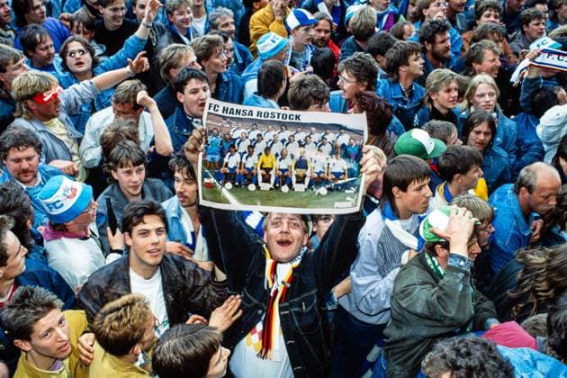 Fussball NOFV Pokal Meister Feier Rostock Fans 12.06.1991 Fussball Oberliga DDR Saison 1990 1991 Rostock Ostseestadion Saisonfinale Feiern mit den Fans NOFV Nord Ostdeutscher Fussballverband FC Hansa Rostock gewinnt den letzten Meistertitel und den NOFV Pokal 1990 1991, die letzte Ausgabe des DDR FDGB Pokals und Qualifiziert sich damit für die Bundesliga Foto Eberhard Thonfeld Rostock Mecklenburg Vorpommern GER *** Soccer NOFV Cup Champion Celebration Rostock Fans 12 06 1991 Soccer Oberliga DDR Season 1990 1991 Rostock Ostseestadion Season Final Celebration with the Fans NOFV Nord Ostdeutscher Fussballverband FC Hansa Rostock wins the last championship title and the NOFV Cup 1990 1991, the last edition of the DDR FDGB Cup and qualifies for the Bundesliga Photo Eberhard Thonfeld Rostock Mecklenburg Vorpommern GER