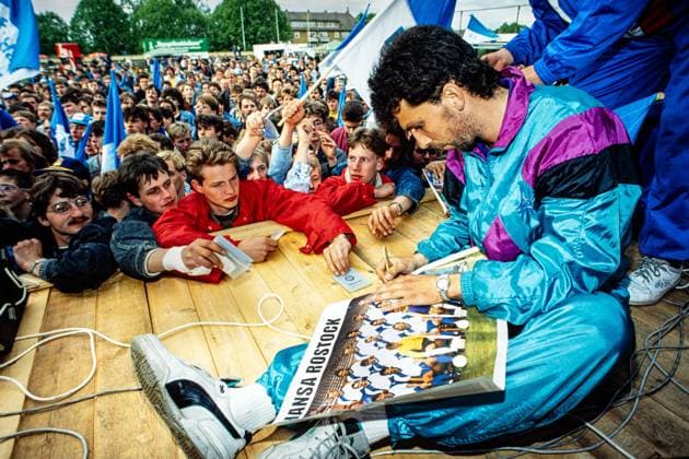 Fussball NOFV Pokal Meister Feier Rostock Fans 12.06.1991 Fussball Oberliga DDR Saison 1990 1991 Rostock Ostseestadion Saisonfinale Feiern mit den Fans NOFV Nord Ostdeutscher Fussballverband FC Hansa Rostock gewinnt den letzten Meistertitel und den NOFV Pokal 1990 1991, die letzte Ausgabe des DDR FDGB Pokals und Qualifiziert sich damit für die Bundesliga Juri Schlünz Foto Eberhard Thonfeld Rostock Mecklenburg Vorpommern GER *** Soccer NOFV Pokal Champion Celebration Rostock Fans 12 06 1991 Soccer Oberliga DDR Season 1990 1991 Rostock Ostseestadion Season Final Celebration with the Fans NOFV Nord Ostdeutscher Fussballverband FC Hansa Rostock wins the last championship title and the NOFV Pokal 1990 1991, the last edition of the DDR FDGB Pokal and qualifies for the Bundesliga Juri Schlünz Foto Eberhard Thonfeld Rostock Mecklenburg Vorpommern GER
