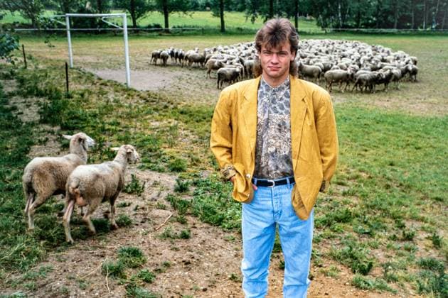 Fussball DDR Privat Homestorry 05.05.1989 Starkenberg Landkreis Altenburger Land Uwe Rösler 1 FC Magdeburg begann bei der BSG Traktor Starkenberg seinem Heimatort mit dem Fussballspielen Uwe Rösler zu Besuch bei seinen Eltern Auf diesen Sportplatz erlernte er das Fussballspielen Starkenberg Altenburger Land DDR *** Soccer GDR Private Homestorry 05 05 1989 Starkenberg Landkreis Altenburger Land Uwe Rösler 1 FC Magdeburg started playing soccer at the BSG Traktor Starkenberg his hometown Uwe Rösler visiting his parents On this sports field he learned to play soccer Starkenberg Altenburger Land GDR