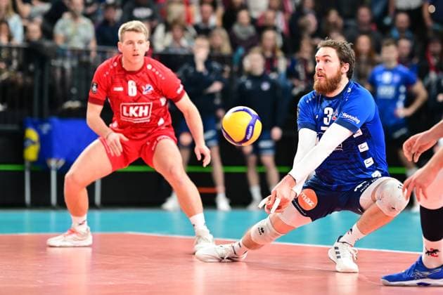 VOLLEYBALL I MEN I 2023 2024 I CEV CUP I Semi Final CCM 82 I SVG LÜNEBURG Arkas IZMIR I 28 2 2024 Jesse William Elser 3, SVG Lüneburg takes the ball Gage Thomas Wortley 6, SVG Lüneburg was but also bereeit Lüneburg LKH Arena Niedersachsen Germany Copyright: xLobeca AndreasxHannigx