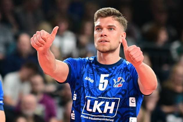 VOLLEYBALL I MEN I 2023 2024 I CEV CUP I Semi Final CCM 82 I SVG LÜNEBURG Arkas IZMIR I 28 2 2024 Thumbs up by Erik Johannes Röhrs 5, SVG Lüneburg SVG Lüneburg is ahead early in the first set Lüneburg LKH Arena Niedersachsen Germany Copyright: xLobeca AndreasxHannigx