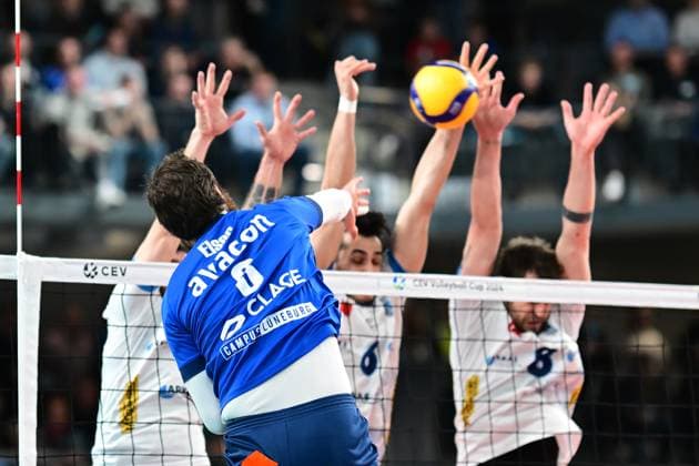 VOLLEYBALL I MEN I 2023 2024 I CEV CUP I Semi Final CCM 82 I SVG LÜNEBURG Arkas IZMIR I 28 2 2024 Jesse William Elser 3, SVG Lüneburg has no chance against Arkas IZMIRs triple block the ball bounces back into Lüneburgs court and the first set goes to Arkas IZMIR 17 25 Lüneburg LKH Arena Niedersachsen Germany Copyright: xLobeca AndreasxHannigx
