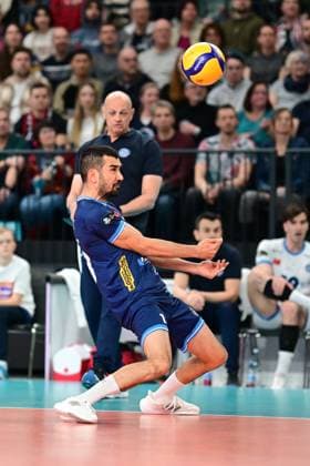 VOLLEYBALL I MEN I 2023 2024 I CEV CUP I Semi Final CCM 82 I SVG LÜNEBURG Arkas IZMIR I 28 2 2024 Ahmet Karatas 18, Arkas IZMIR takes the attacking shot in block protection Stefan Hübner Headcoach SVG Lüneburg is impressed Lüneburg LKH Arena Niedersachsen Germany Copyright: xLobeca AndreasxHannigx