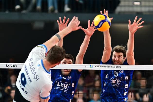 VOLLEYBALL I MEN I 2023 2024 I CEV CUP I Semi Final CCM 82 I SVG LÜNEBURG Arkas IZMIR I 28 2 2024 Burutay Subasi 8, Arkas IZMIR hits past the double block of Maxwell David Elgert 4, SVG Lüneburg and Matthew Knigge 13, SVG Lüneburg Lüneburg LKH Arena Niedersachsen Germany Copyright: xLobeca AndreasxHannigx
