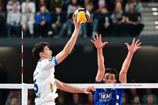 VOLLEYBALL I MEN I 2023 2024 I CEV CUP I Semi Final CCM 82 I SVG LÜNEBURG Arkas IZMIR I 28 2 2024 Ramazan Efe Mandiraci 5, Arkas IZMIR puts the ball past Xander Wolf Wassenaar Ketrzynski 11, SVG Lüneburg Lüneburg LKH Arena Niedersachsen Germany Copyright: xLobeca AndreasxHannigx