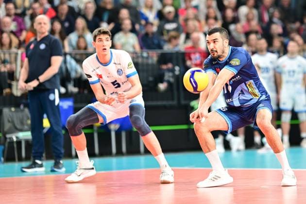 VOLLEYBALL I MEN I 2023 2024 I CEV CUP I Semi Final CCM 82 I SVG LÜNEBURG Arkas IZMIR I 28 2 2024 Ahmet Karatas 18, Arkas IZMIR niummt the ball to Ramazan Efe Mandiraci 5, Arkas IZMIR and Glenn Hoag, Head Coach Arkas IZMIR in the background watching Lüneburg LKH Arena Niedersachsen Germany Copyright: xLobeca AndreasxHannigx