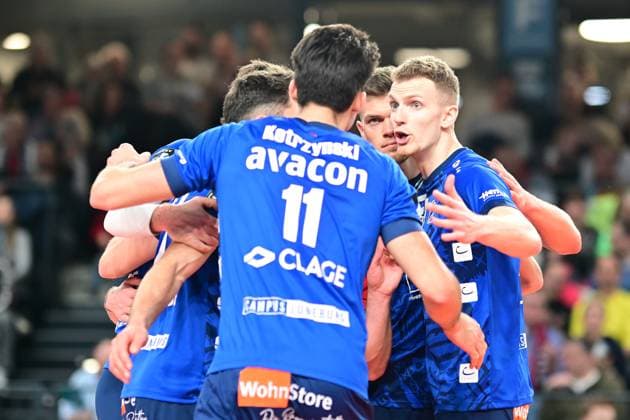 VOLLEYBALL I MEN I 2023 2024 I CEV CUP I Semi Final CCM 82 I SVG LÜNEBURG Arkas IZMIR I 28 2 2024 Blake Gregory Leeson 2, SVG Lüneburg has hope theres nothing going on¦ Its 1 After sets Lüneburg LKH Arena Niedersachsen Germany Copyright: xLobeca AndreasxHannigx