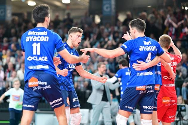 VOLLEYBALL I MEN I 2023 2024 I CEV CUP I Semi Final CCM 82 I SVG LÜNEBURG Arkas IZMIR I 28 2 2024 The primal scream Its 1 1 after sets Erik Johannes Röhrs 5, SVG Lüneburg screams his joy, cheers hionaus Lüneburg LKH Arena Niedersachsen Germany Copyright: xLobeca AndreasxHannigx