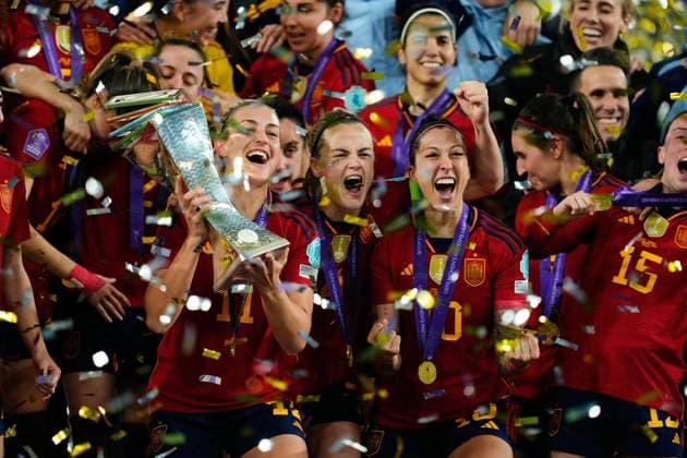 Bilder des Jahres 2024, Sport 02 Februar Sport Themen der Woche KW09 Sport Bilder des Tages A general view as players of Spain celebrate as Irene Paredes of Spain lifts UEFA Women s Nations League trophy after her team s victory during the UEFA Women s Nations League 2024 Final match between Spain and France at Estadio La Cartuja on February 28, 2024 in Seville, Spain (Photo by: LGM Panoramic) FOOTBALL : Spain v France - UEFA Women s Nations League 2024 Final 28 02 2024 LGM Panoramic 