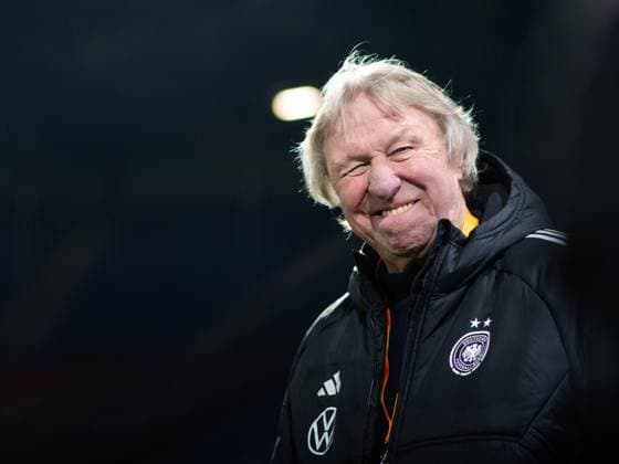 Sport Themen der Woche KW09 Sport Bilder des Tages Horst Hrubesch (Deutschland, Trainer) freut sich ueber den Sieg, NED, Niederlande (NED) vs Deutschland (GER), UEFA Frauen Fussball Nations League Finals, Spiel um Platz 3, 28.02.2024 NED, Niederlande (NED) vs Deutschland (GER), UEFA Frauen Fussball Nations League Finals, Spiel um Platz 3, 28.02.2024 Heerenveen *** Horst Hrubesch Germany, coach is happy about the victory, NED, Netherlands NED vs Germany GER , UEFA Womens Football Nations League Finals, Match for 3rd place, 28 02 2024 NED, Netherlands NED vs Germany GER , UEFA Womens Football Nations League Finals, Match for 3rd place, 28 02 2024 Heerenveen Copyright: xEibner-Pressefoto Memmlerx EP_MMR