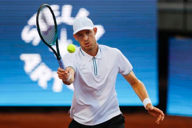 Tenis, Nicolas Jarry vs Federico Coria El tenista Nicolas Jarry de Chile regresa la bola de Federico Coria de Argentina por el ATP, Tennis Herren 250 de Santiago 2024 en el Club San Carlos de Apoquindo en Santiago, Chile. 28 02 2024 Felipe Zanca Photosport Tennis, Nicolas Jarry vs Federico Coria The tennis player Nicolas Jarry of Chile return the ball against of Federico Coria of Argentina in the match for the ATP 250 Santiago 2024 at the Club San Carlos de Apoquindo in Santiago, Chile. 28 02 2024 Felipe Zanca Photosport Nicolas Jarry vs Federico Coria, ATP 250 Santiago 2024