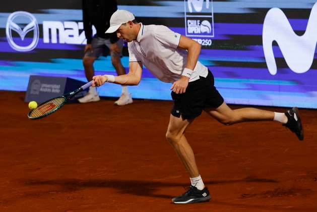 Tenis, Nicolas Jarry vs Federico Coria El tenista Nicolas Jarry de Chile regresa la bola de Federico Coria de Argentina por el ATP, Tennis Herren 250 de Santiago 2024 en el Club San Carlos de Apoquindo en Santiago, Chile. 28 02 2024 Felipe Zanca Photosport Tennis, Nicolas Jarry vs Federico Coria The tennis player Nicolas Jarry of Chile return the ball against of Federico Coria of Argentina in the match for the ATP 250 Santiago 2024 at the Club San Carlos de Apoquindo in Santiago, Chile. 28 02 2024 Felipe Zanca Photosport Nicolas Jarry vs Federico Coria, ATP 250 Santiago 2024