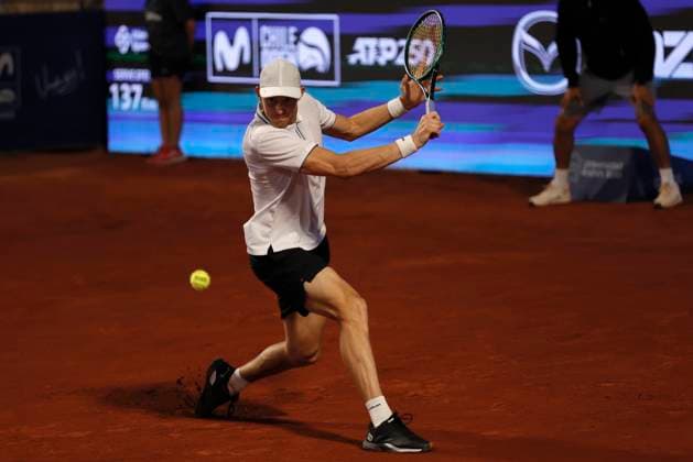 Tenis, Nicolas Jarry vs Federico Coria El tenista Nicolas Jarry de Chile regresa la bola de Federico Coria de Argentina por el ATP, Tennis Herren 250 de Santiago 2024 en el Club San Carlos de Apoquindo en Santiago, Chile. 28 02 2024 Felipe Zanca Photosport Tennis, Nicolas Jarry vs Federico Coria The tennis player Nicolas Jarry of Chile return the ball against of Federico Coria of Argentina in the match for the ATP 250 Santiago 2024 at the Club San Carlos de Apoquindo in Santiago, Chile. 28 02 2024 Felipe Zanca Photosport Nicolas Jarry vs Federico Coria, ATP 250 Santiago 2024
